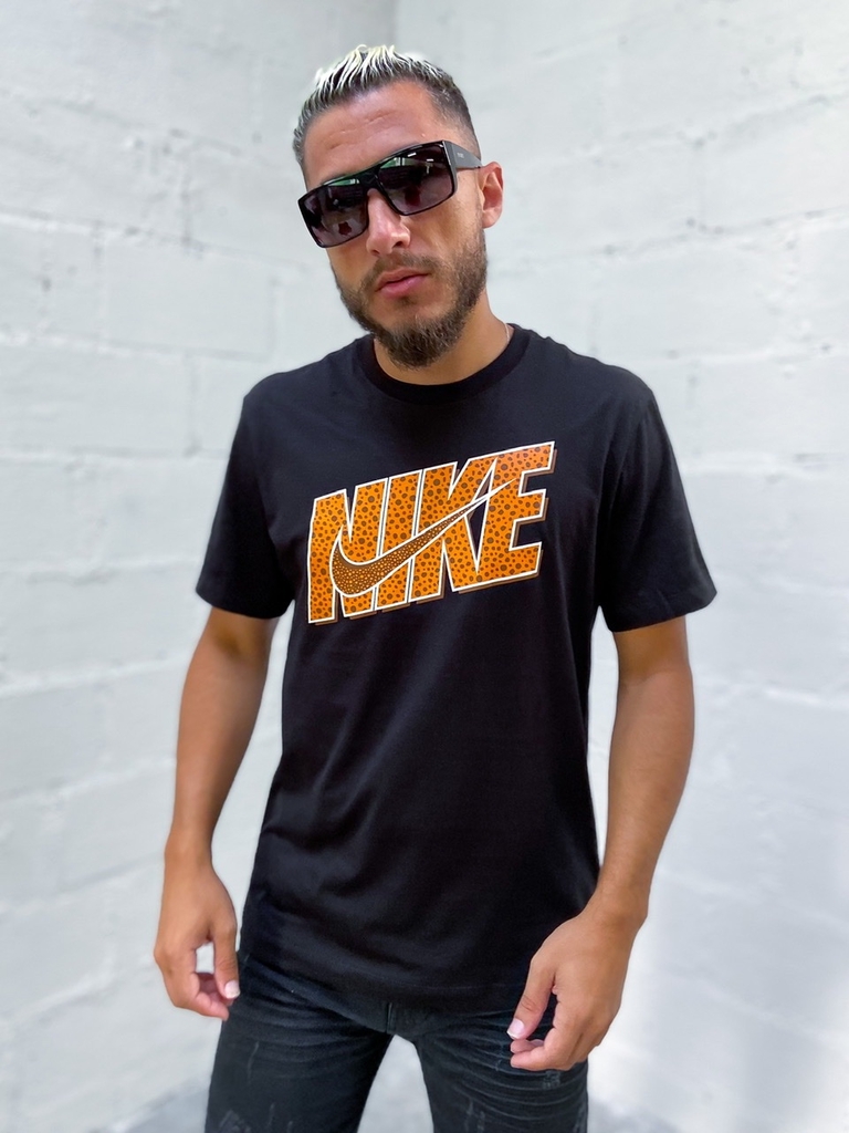 Camiseta Nike Preta Estampa Laranja com Marrom