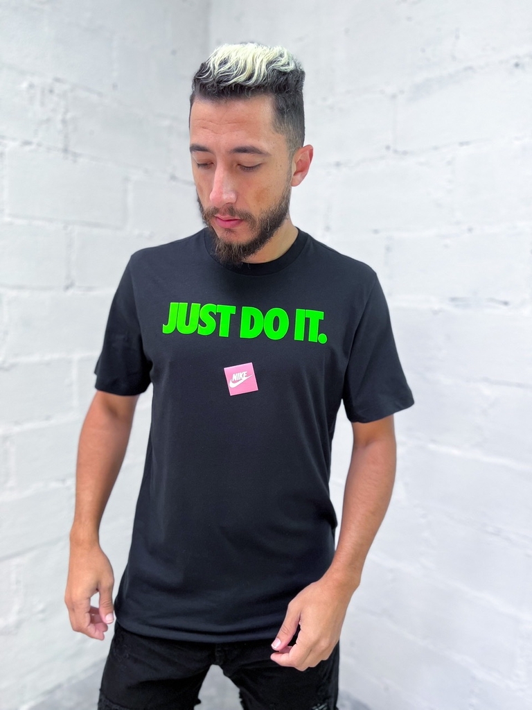 Camiseta Nike Preta Just Do It Verde Month