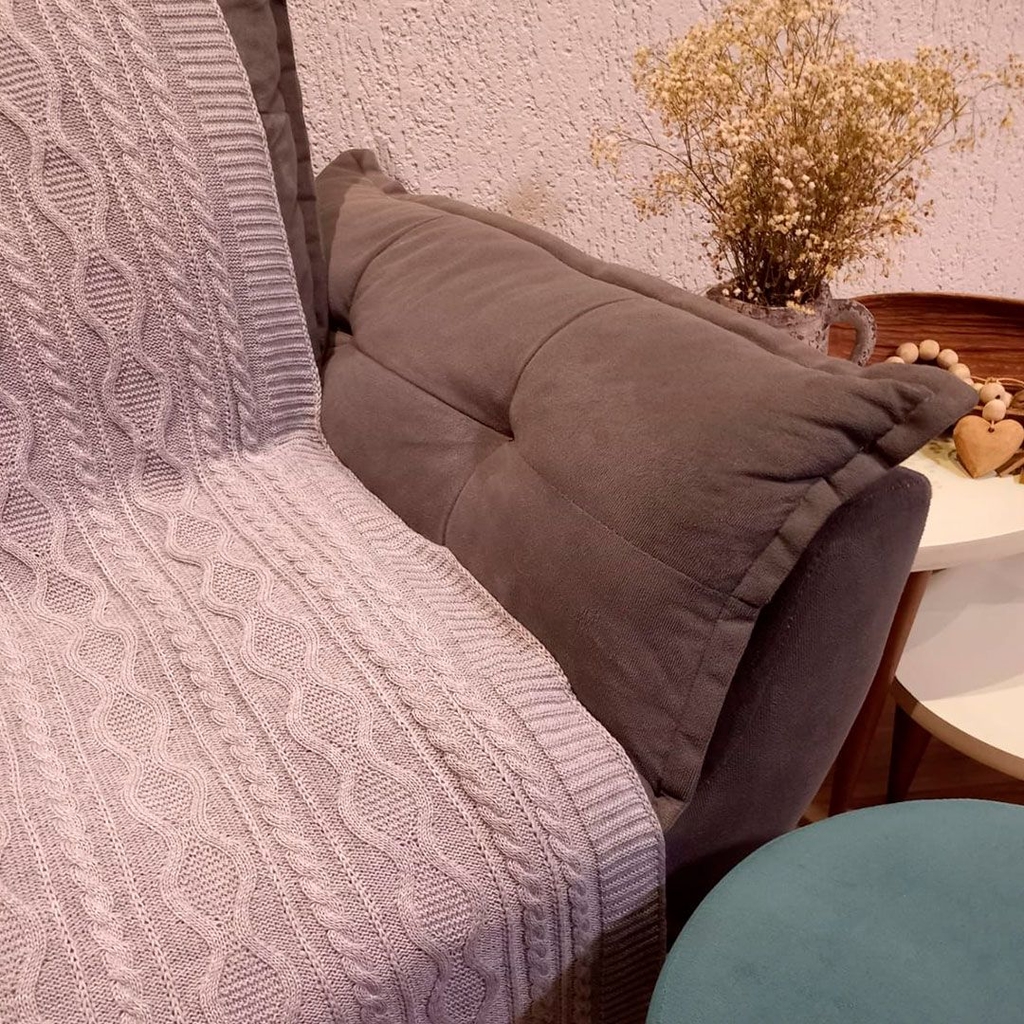 Descubra a cor de manta ideal para combinar com sofá cinza
