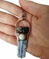 collar amuleto cianita azul, turmalina negra, pirita y howlita blanca