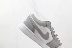 Air Jordan 1 Low Wolf Grey na internet