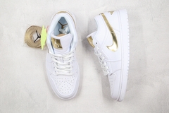 Air Jordan 1 Low Metallic Gold na internet