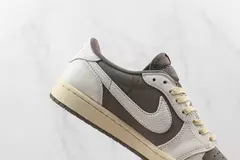 TRAVIS SCOTT x AIR JORDAN 1 LOW REVERSE MOCHA - New sneaker Br