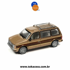 1:64 Auto World - Mighty Minivans - 1984 Dodge Caravan na internet