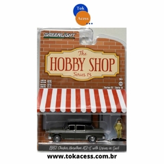 Miniatura 1:64 Green Light - Hobby Shop Series 13 - 1982 Checker Marathon A12-E With Driver in Suit