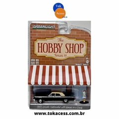 Miniatura 1:64 Green Light - Hobby Shop Series 11 - 1965 Lincoln Continental with Woman in a Dress