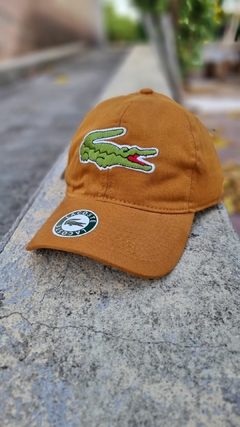 Boné Lacoste Big Croc caramelo - comprar online