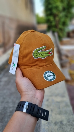 Boné Lacoste Big Croc caramelo na internet