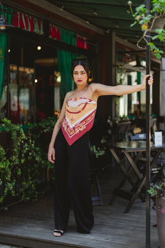 LENÇO FEMININO ESTAMPA CORRENTES TONS ROSE EM TECIDO DE SEDINHA na internet