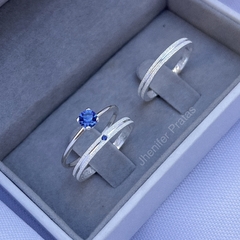 Aliança 2mm diamantada- pedra azul - Jhenifer Pratas