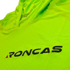 Remera técnica con capucha VERDE FLUOR en internet