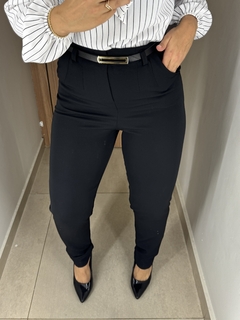 Calça slim com cinto preta - JULLIE STORE 