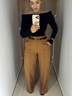 Calça pantalona com cinto caramelo