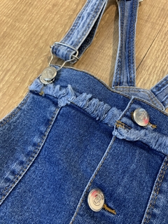 Jardineira jeans azul com botôes na internet