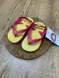 Chinelo de borracha amarelo e rosa (Pimpolho)