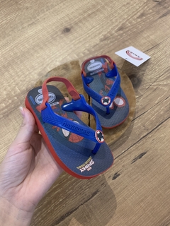 Chinelo azul e vermelho homem aranha (Havaianas) na internet