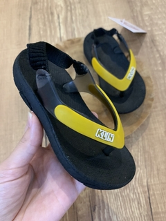 Chinelo preto com tiras amarelas (Klin) - Babies Move Brecho