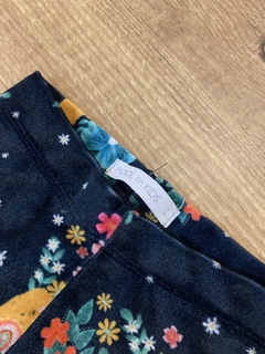 Calça de veludo azul com flores coloridas (Guararapes) na internet