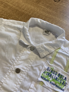 Camisa branca com detalhes azuis e verdes (PI kids) na internet