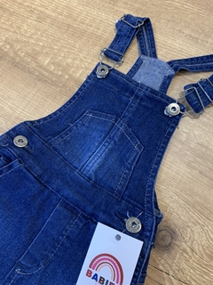 Jardineira jeans azul escuro com bolsinho na internet