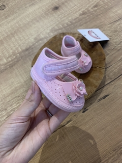 Sapatinho rosa bebe com apl. de flor e strass (Keto) - comprar online