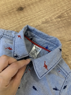 Camisa jeans tecido dino azul e vermelho (Carter's) na internet