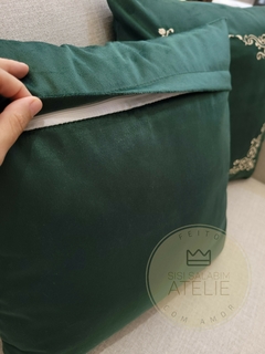 Kit com 2 Capas de Almofada Bordada - Verde Moldura Vintage - loja online