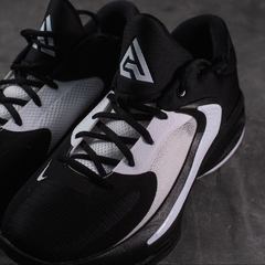 Nike Zoom Freak 4 TB "Black White" - Pick and Roll - Indumentaria NBA y Urbana