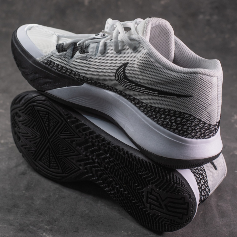 Chaussure de top basketball kyrie flytrap