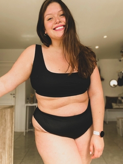 Tiro alto bikini Simona negra en internet