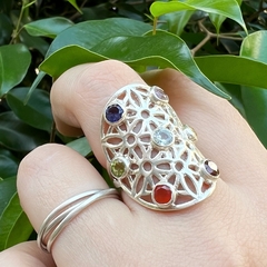 Anillo flor de la vida con piedras facetadas