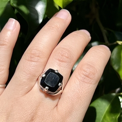 Anillo de obsidiana facetada