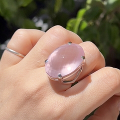 Anillo de cuarzo rosa facetado talla rosa oval