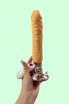 Prótese realístia Chuck vibration 9.5 com formato de pênis com veia, ventosa e vibro 18,8x4,2cm Pleasure Dreams - comprar online