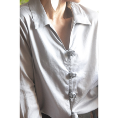 Camisa prata com botões de rosa - Brechó Pano Bonito