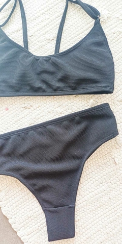 BIKINI TIRO ALTO TEXTURADA NEGRO MALIKA UNDERWEAR