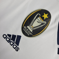 Camisa Retrô La Galaxy II 2012 - Adidas Masculina - Branca com detalhes em azul com todos os patrocínios - Esporte Chique - A sua loja de Importações de Artigos esportivos