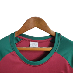 Camisa Fluminense Treino I 23/24 Umbro Feminina - Tricolor com detalhes verde - Esporte Chique - A sua loja de Importações de Artigos esportivos