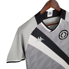 Camisa Vasco da Gama III 21/22 Kappa Torcedor Masculino - Cinza com faixas em preto e branco - Esporte Chique - A sua loja de Importações de Artigos esportivos