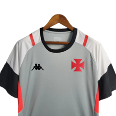 Camiseta Vasco da Gama Treino 23/24 - Kappa Torcedor Masculino - Cinza com detalhes em preto e vermelho - Esporte Chique - A sua loja de Importações de Artigos esportivos