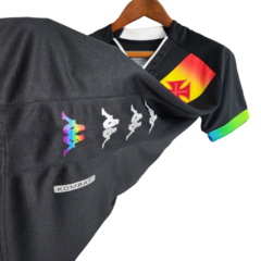 Camisa Vasco da Gama II Edição Especial LGBTQIAPN+ 23/24 KAPPA FEMININA - Preta com detalhes na faixa nas cores de um Arco-íris - Esporte Chique - A sua loja de Importações de Artigos esportivos