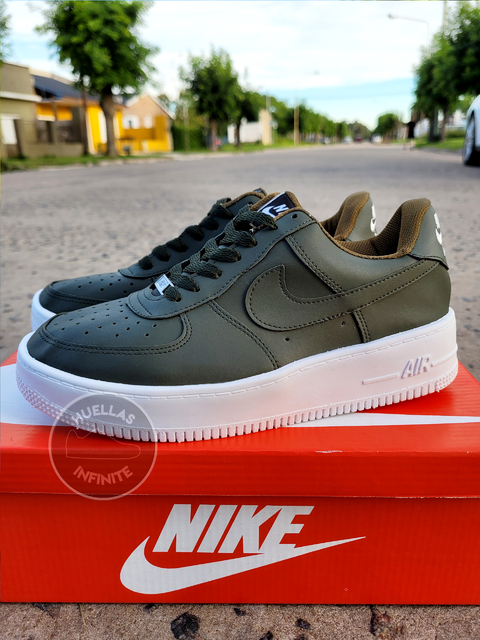 NIKE AIR FORCE VERDE MILITAR - Huellas Infinite