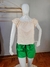 Blusa de crochê off-shoulder em tom claro combinada com shorts verde, modelo plus size.