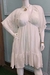 Vestido plus size de saída de praia na cor branca, com detalhes em renda e mangas amplas, exibido em manequim.