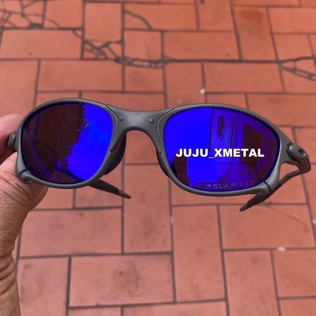 Óculos Juliet com armação metálica na cor preta e lentes polarizadas Uv400  na cor azul escuro.