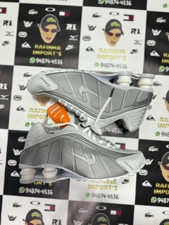 Tênis Nike Shox R4 - Branco/Preto e Cinza