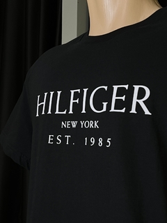 CAMISETA TOMMY HILFIGER EST 1985 - THMW0MW38989 na internet