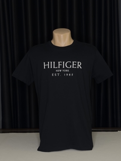 CAMISETA TOMMY HILFIGER EST 1985 - THMW0MW38989