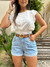 Shorts mom jeans com conto marrom