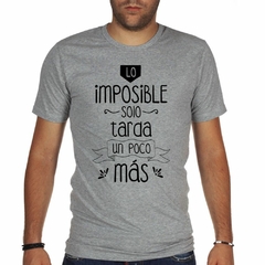 Remera Lo Imposible Solo Tarda Un Poco Mas